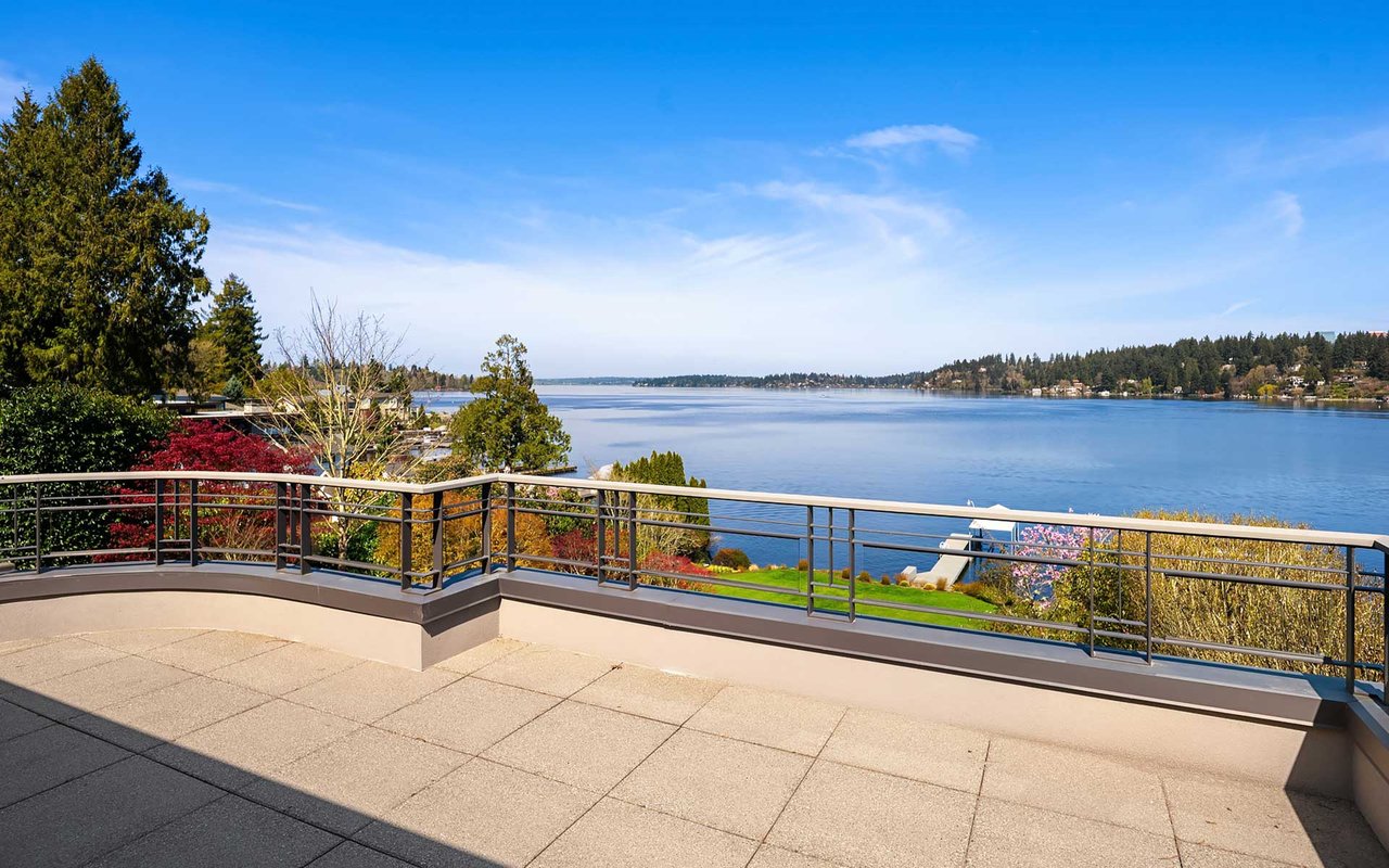 Northwest Contemporary Style on Mercer Island’s Cherished North End
