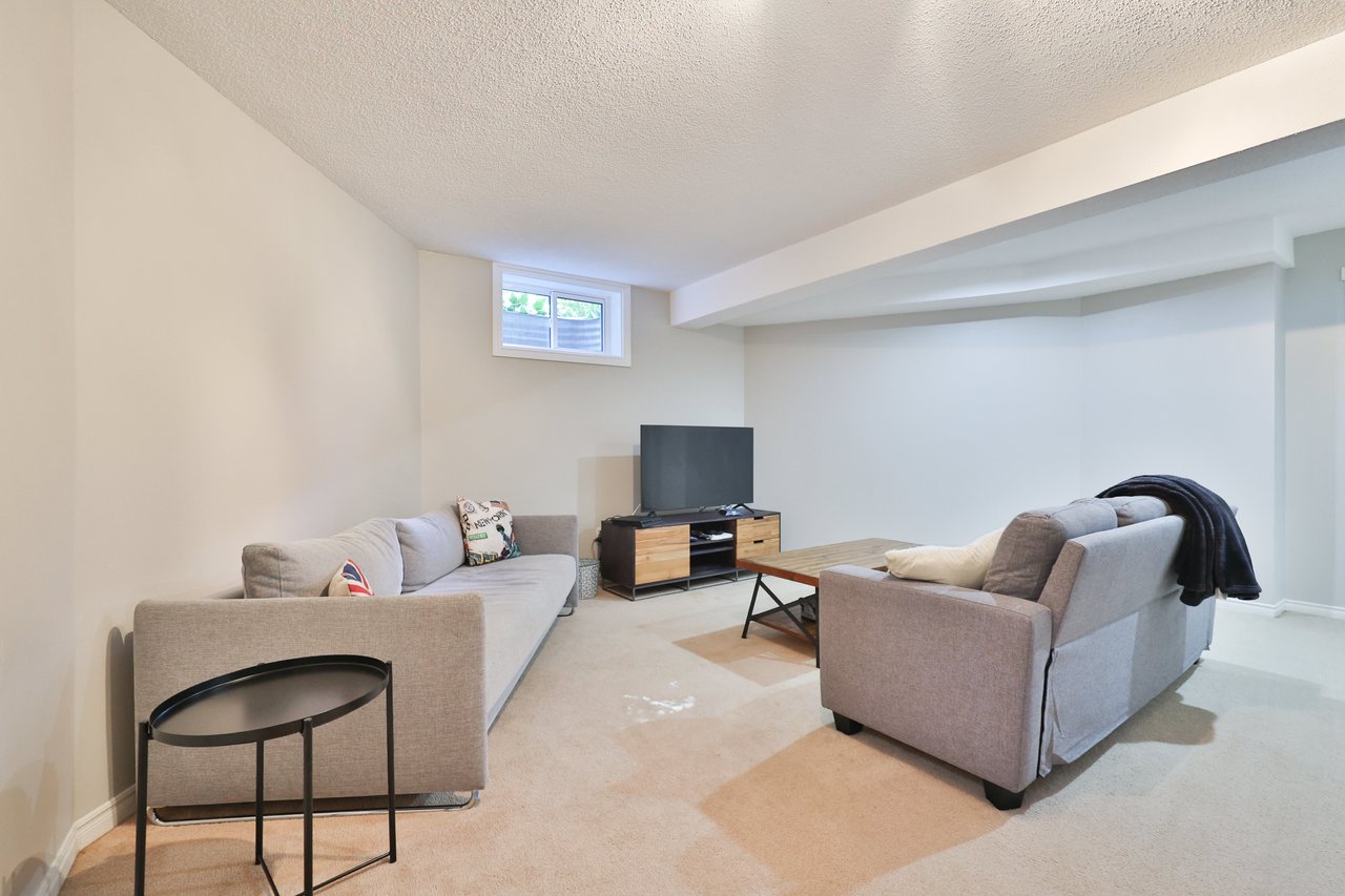206 Rossmore Boulevard, Burlington