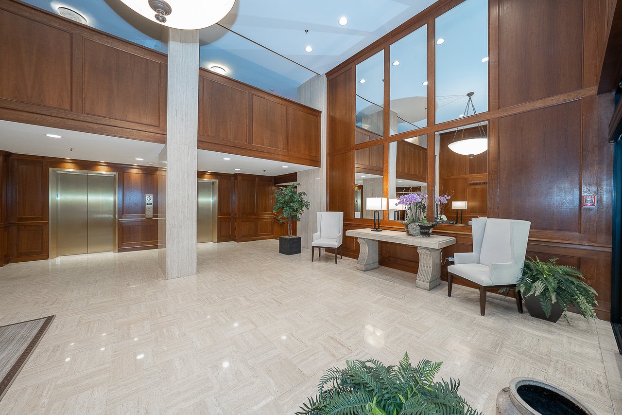 Price Improvement!!! Fab 3 bed 2.5 bath Main Line Condo