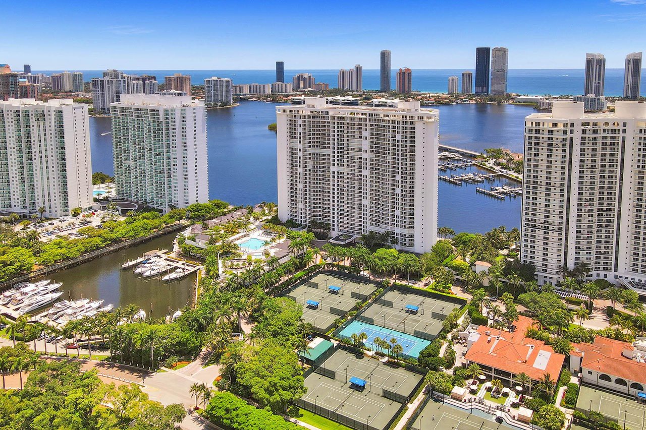 Williams Island Aventura premier tennis and pickleball facilities