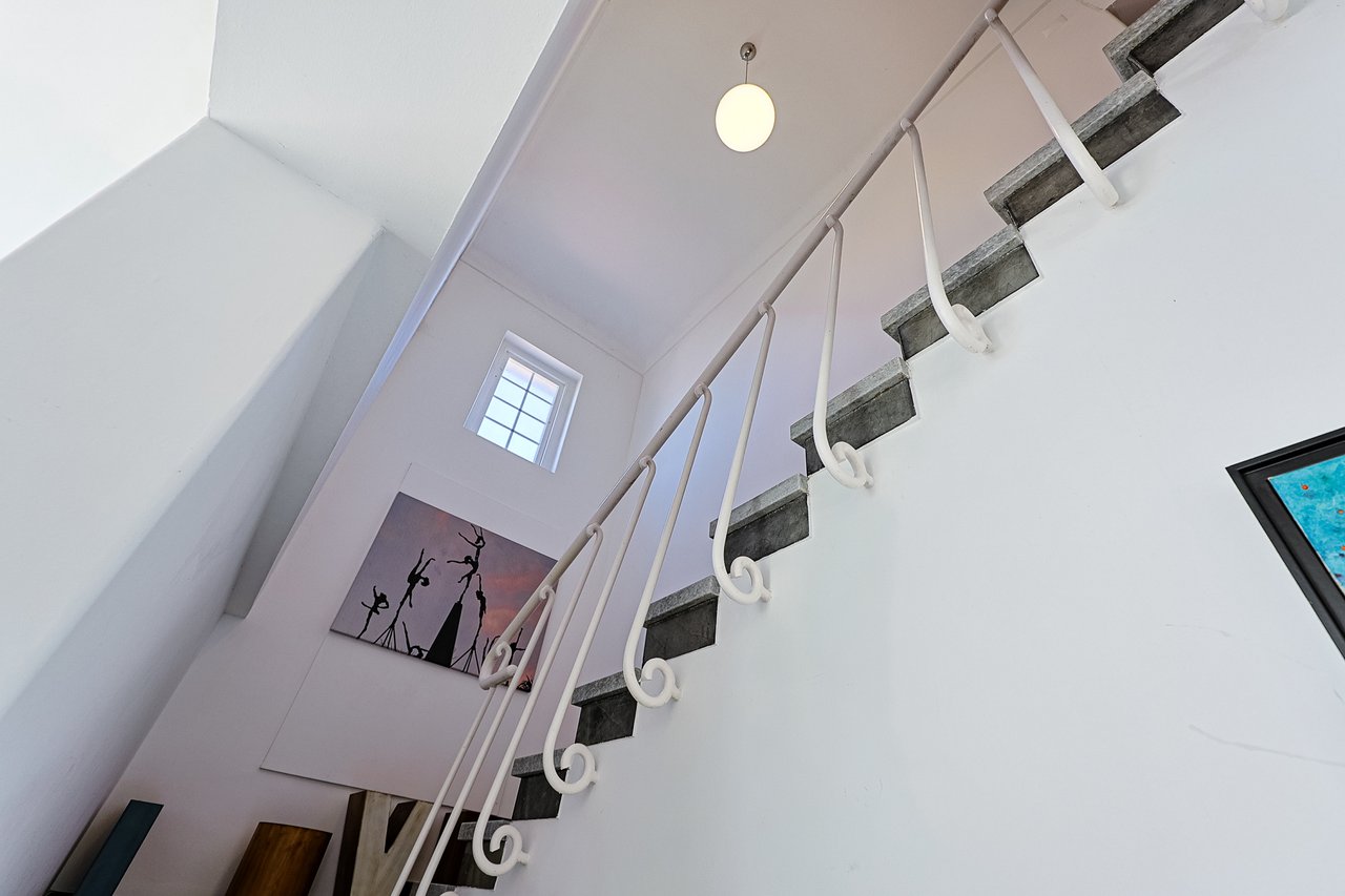 Spacious 5-Bedroom Villa with Expansive Garden Near Sintra in Colares