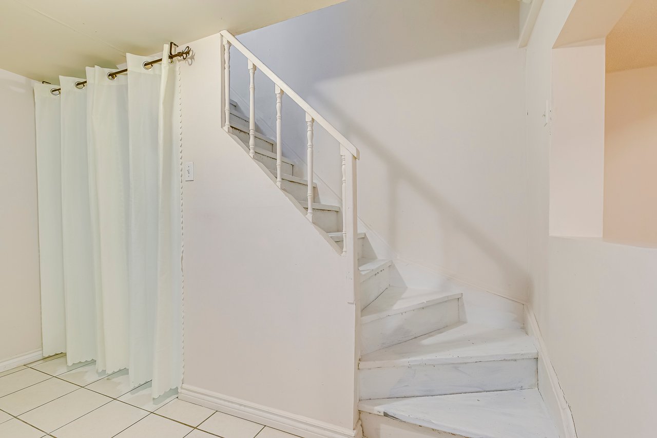 3042 Patrick Cres