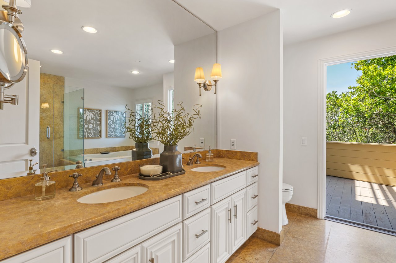Picturesque and Private View Residence