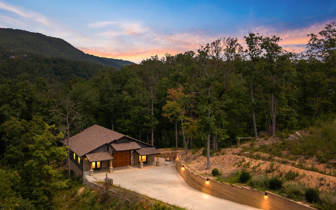 Wallace Luxury Spotlight | 3080 Smoky Bluff Trail Sevierville, TN 37862