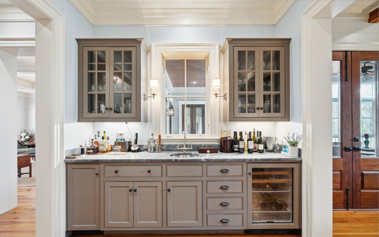 For Sale – Homes With Entertainment Bars