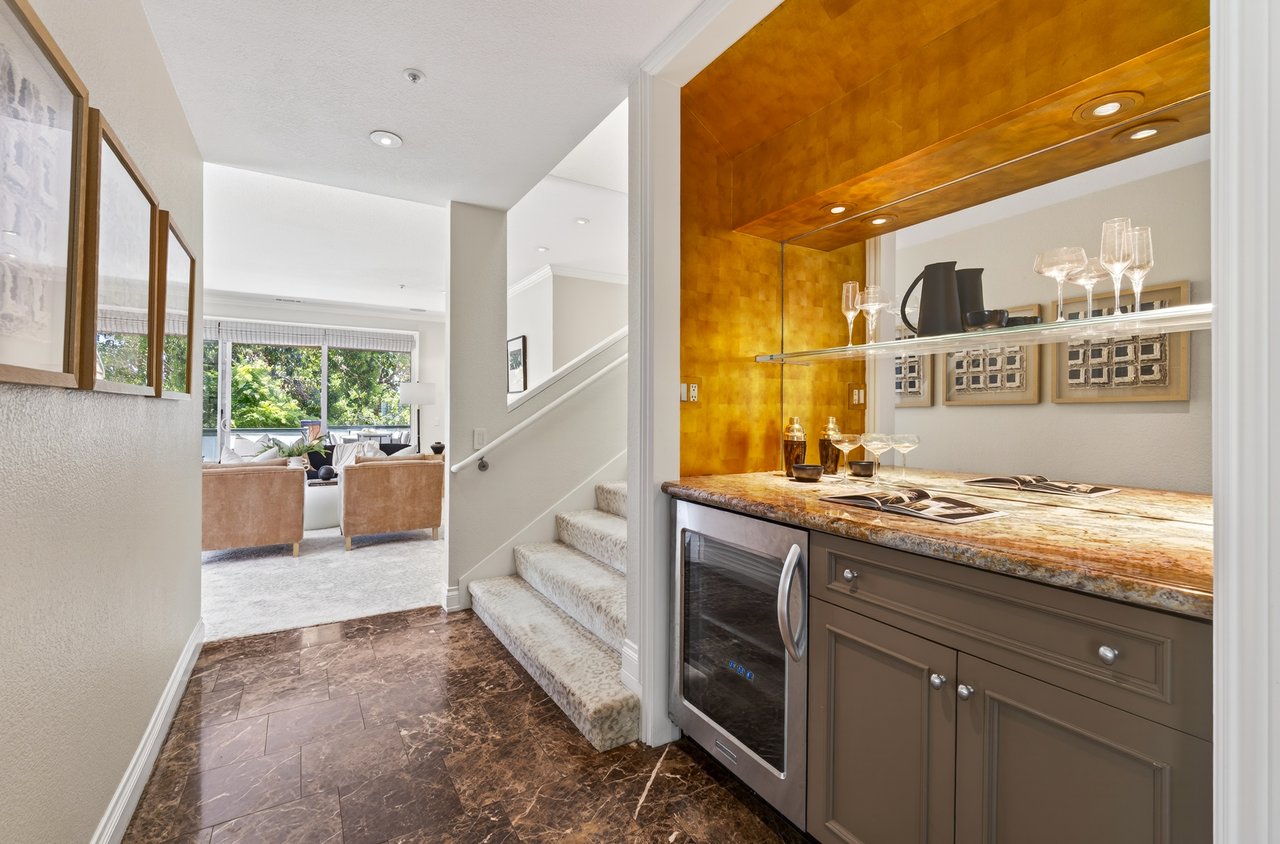 Luxurious End Unit in Point Tiburon