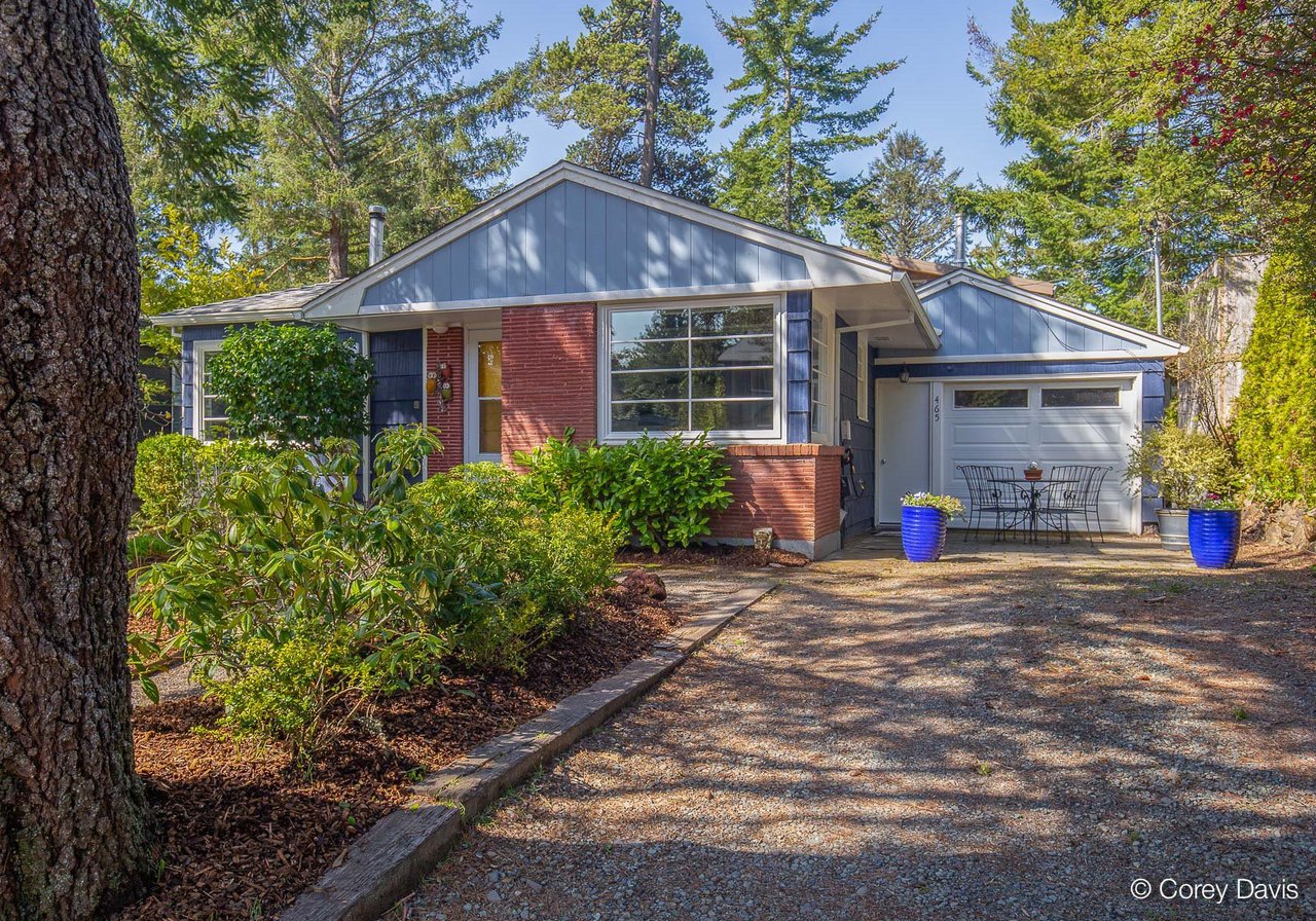 Sold vintage Manzanita cottage at 465 N 4th St represented by Meadow Davis of Home + Sea Realty near town and beach
