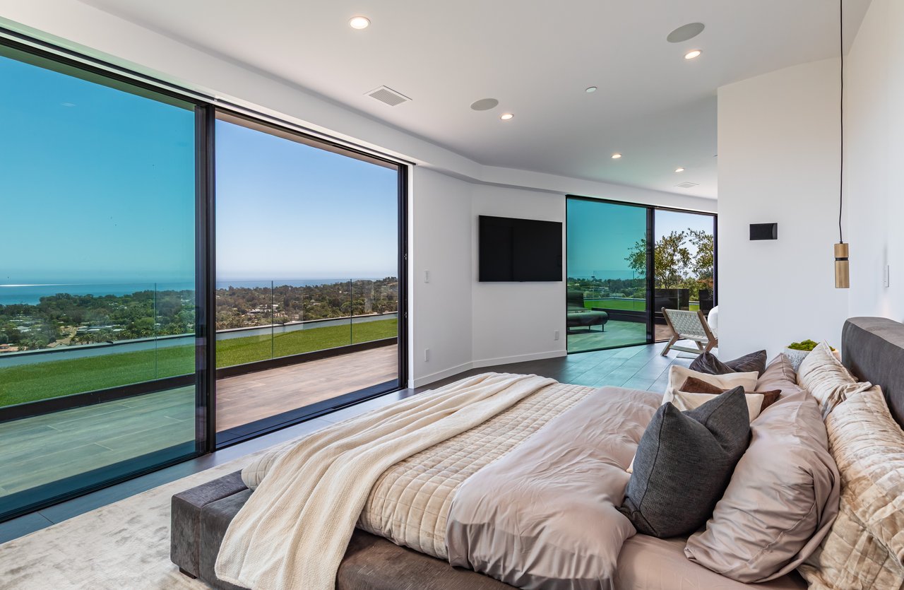 6156 Zumirez Dr