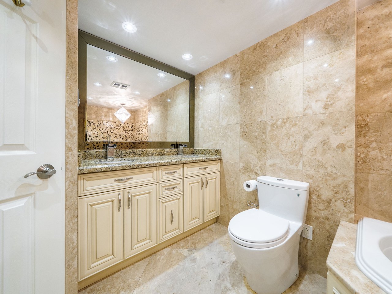 30 Harding Boulevard W, 404