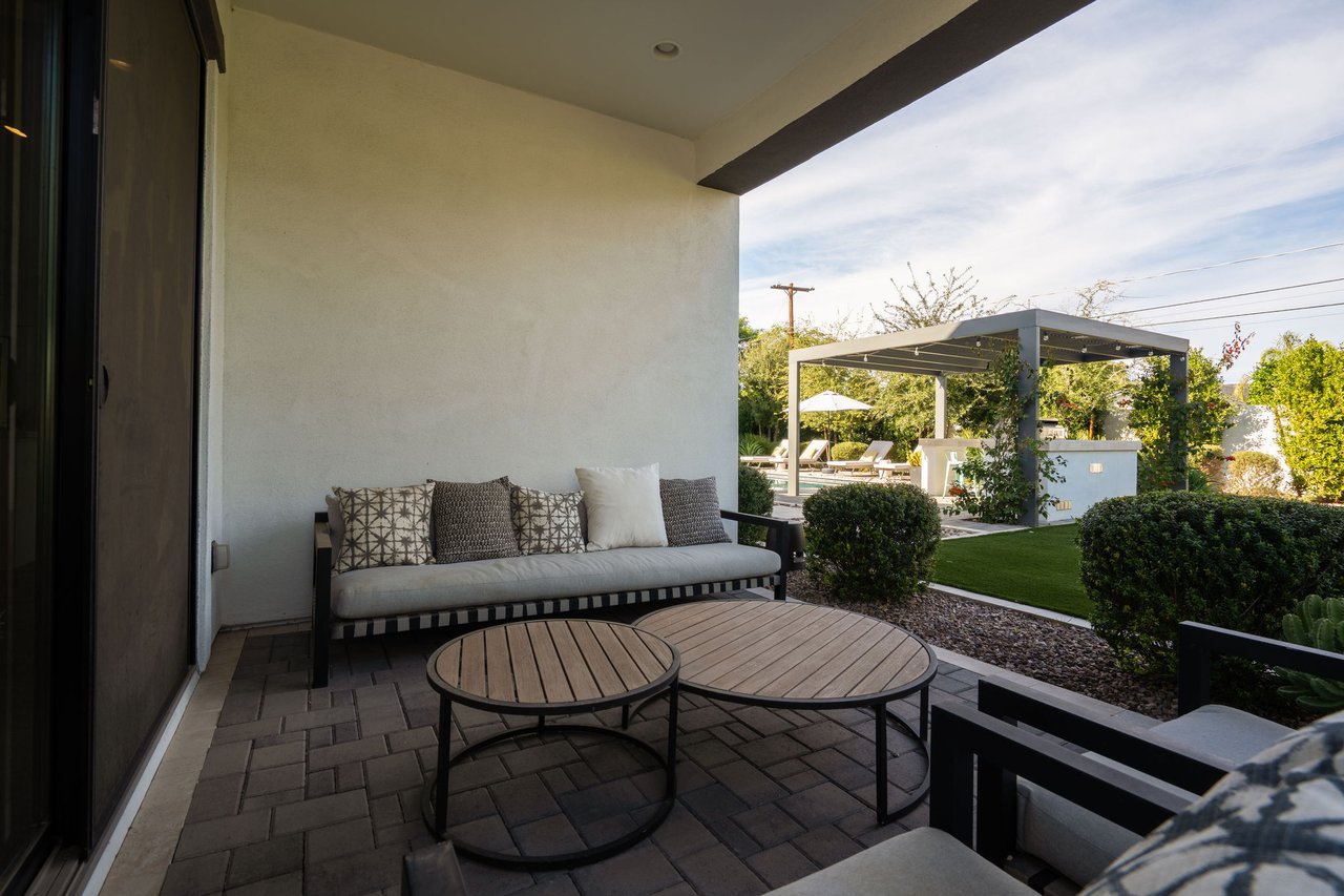 3226 E GLENROSA Avenue