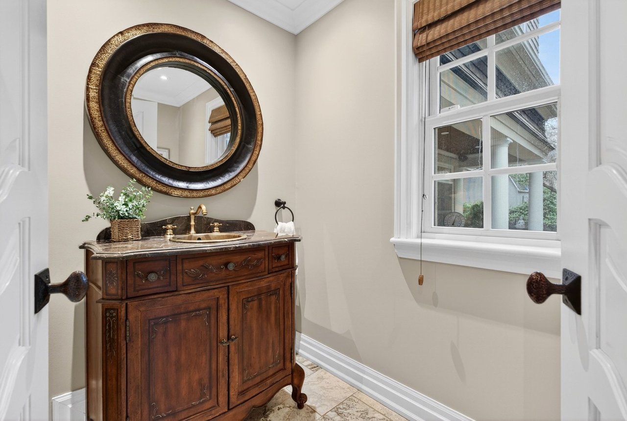  Aldershot Lakeside Elegance