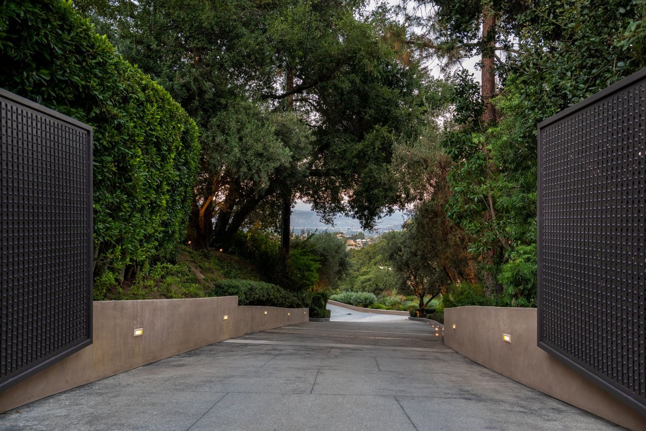 13449 Mulholland Dr