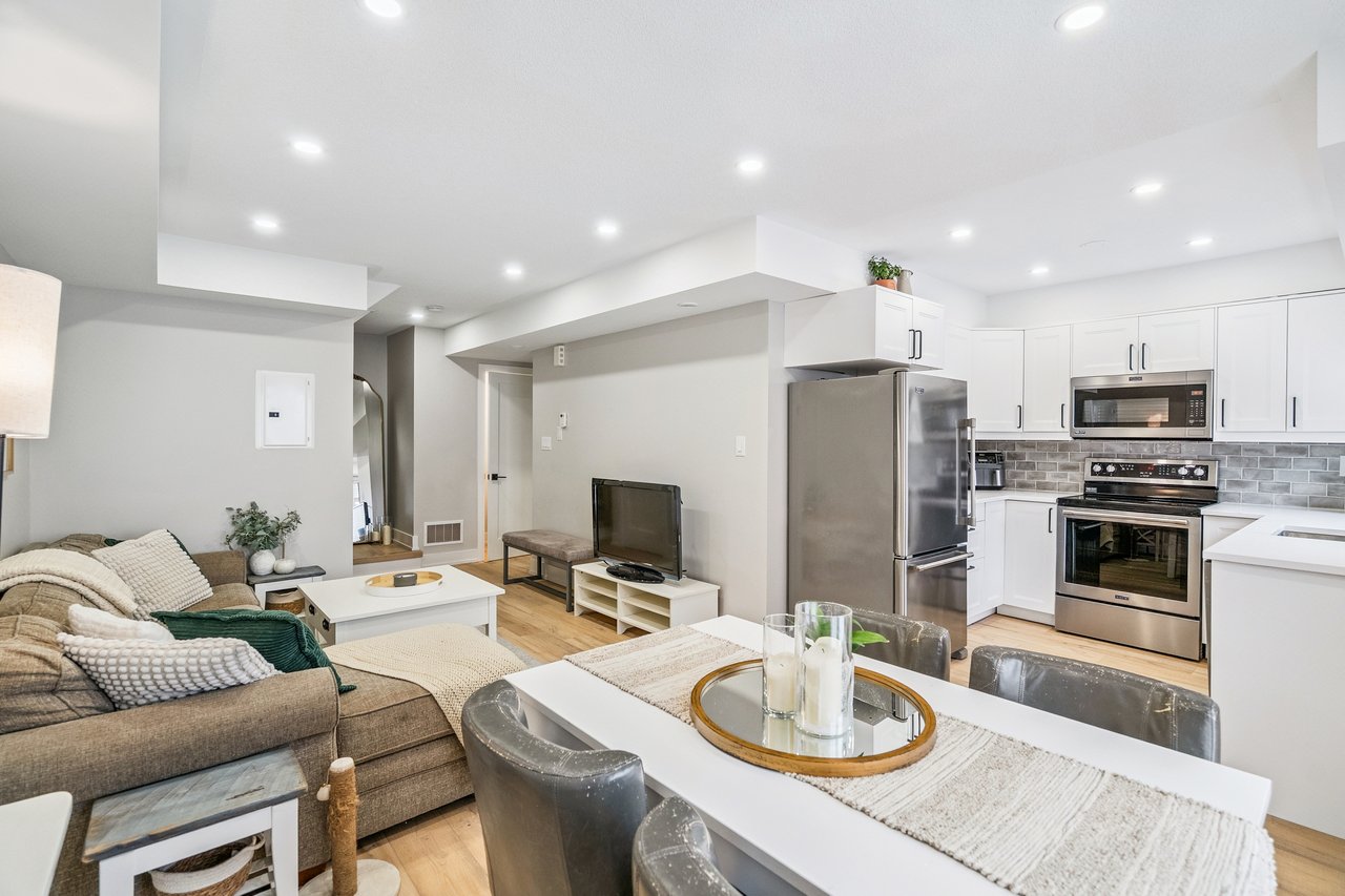 Stylish 2 Bedroom Stacked Townhouse in Oakville's Uptown Core