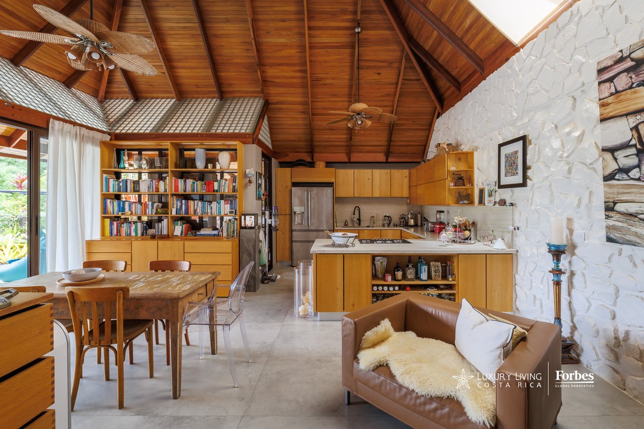 21476 - House: Balinese-Inspired Luxury Home for Sale in Atenas