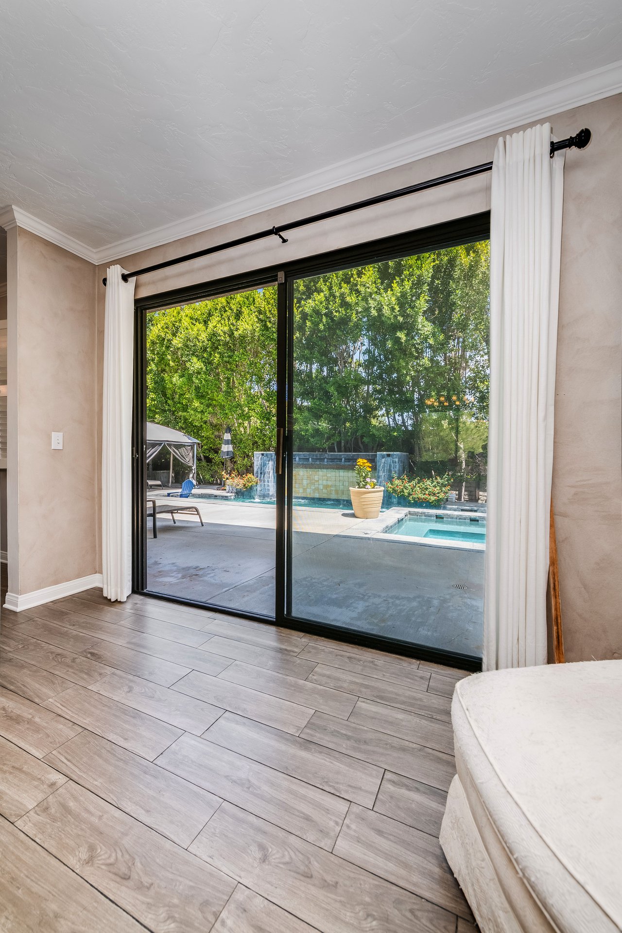 24417 Clipstone St, Woodland Hills 