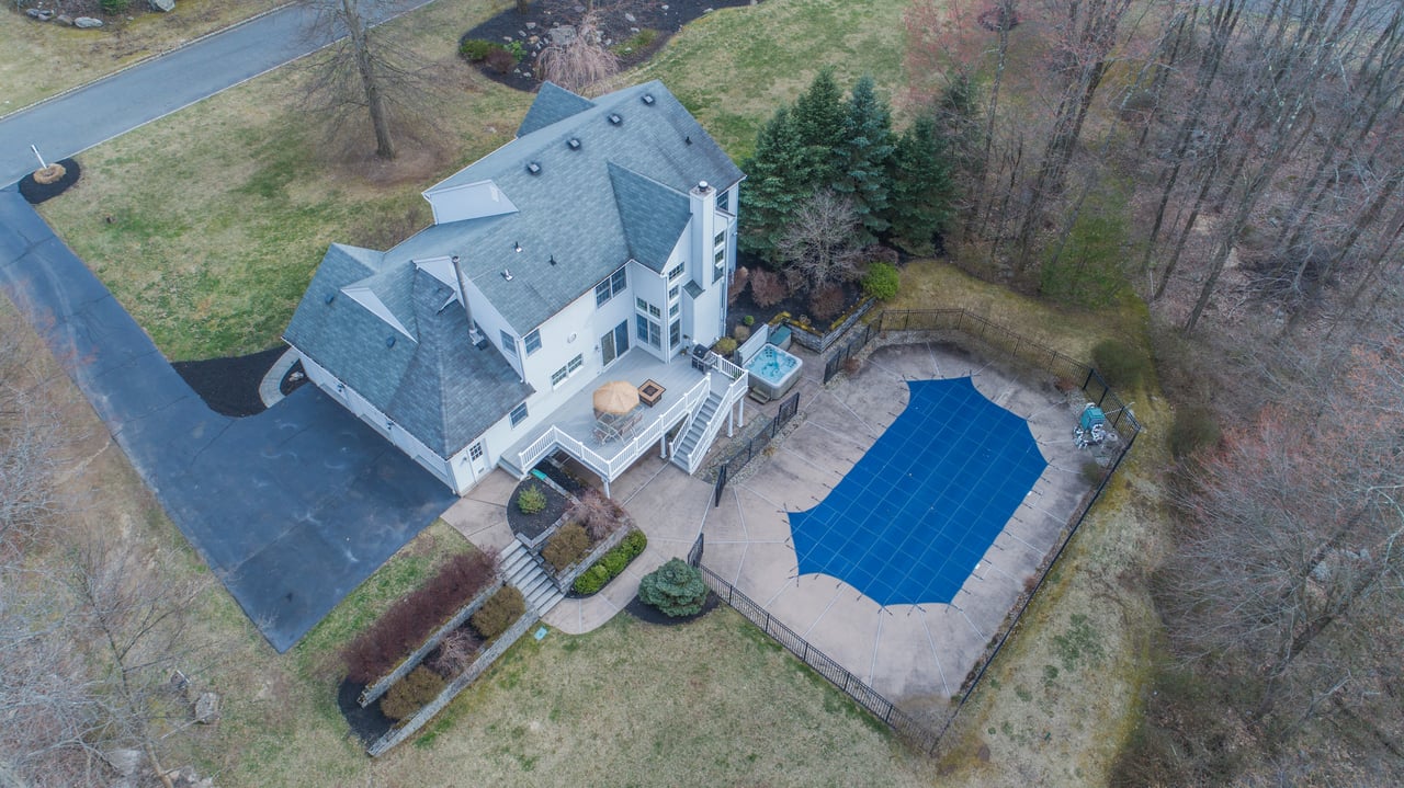 212 Deerlea Ln