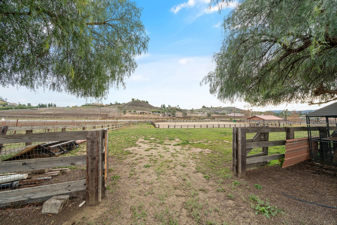 38405 Avenida La Cresta