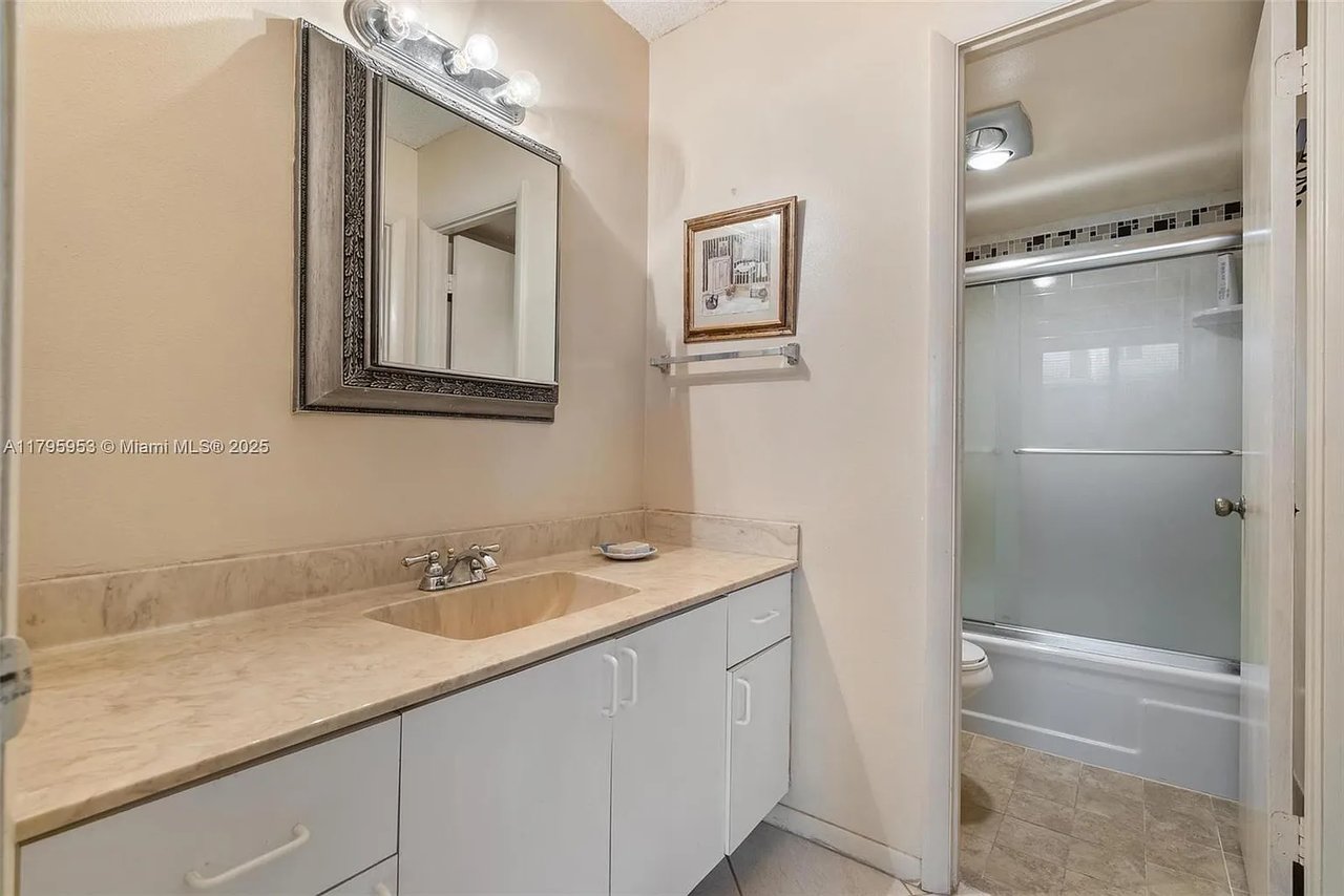 1239 Hillsboro Mile Apt 203
