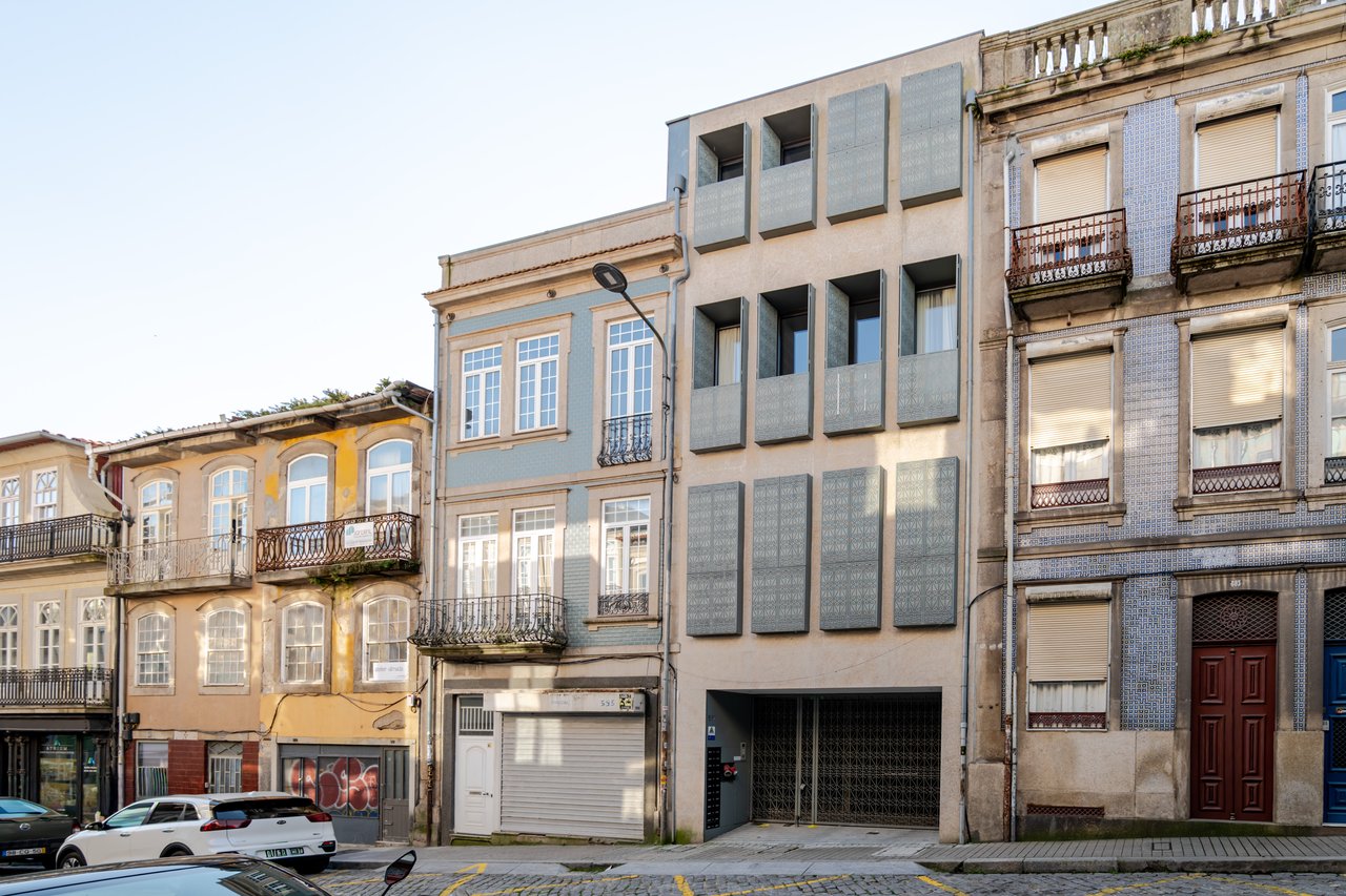 Elegant 1-Bedroom Apartment with Private Patio & Short-term Rental (AL) License in Porto’s Historic Core