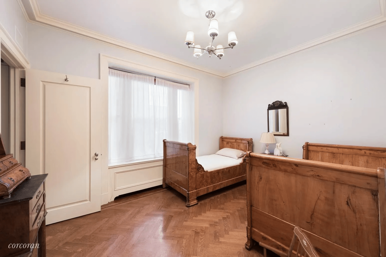 555 Park Avenue #1E