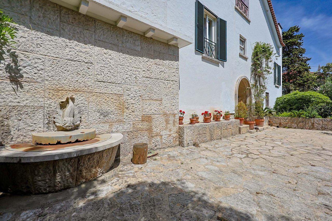 Elegant 10-Bedroom Villa with Sea Views in the Heart of Estoril