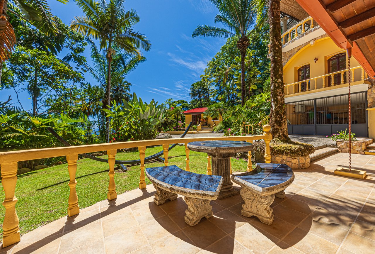 Nido Escondido, Playa Dominical