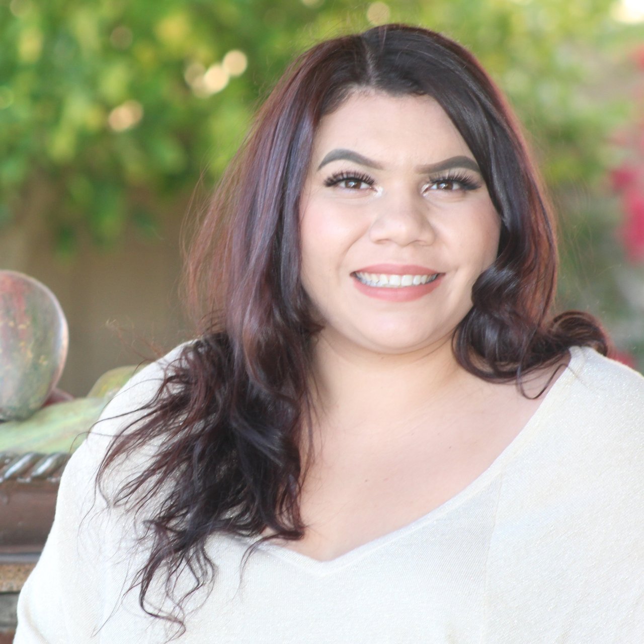 Luz Solis Palm Springs, CA Real Estate Agent Headshot