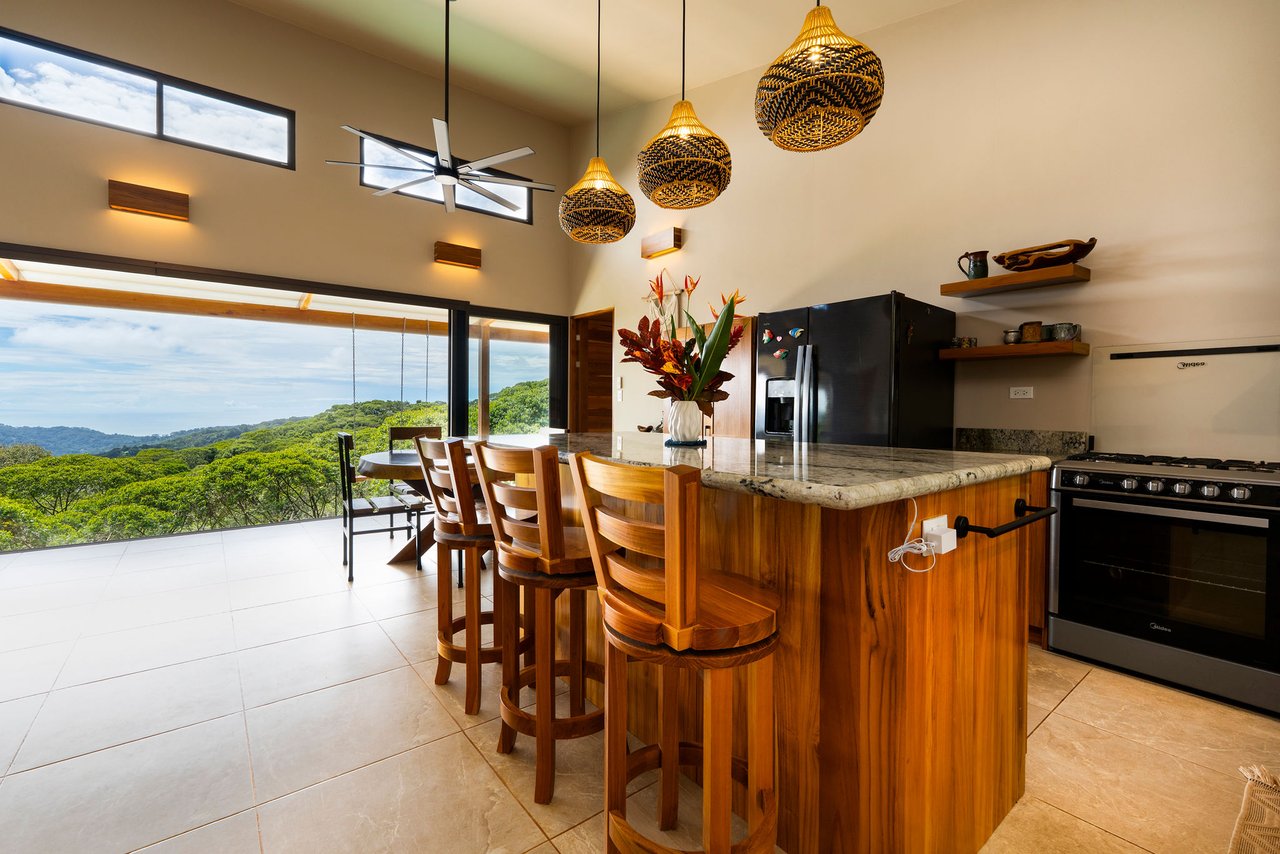 NEW PRIVATE MOUNTAIN HOME WITH OCEAN VIEWS ABOVE LAGUNAS