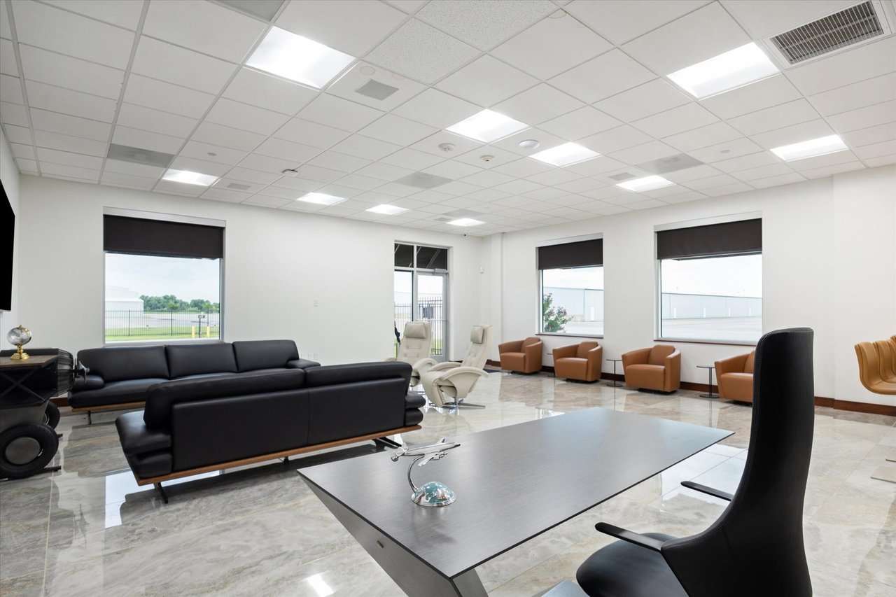 Hangar + Office - Sugar Land Regional Airport (KSGR)