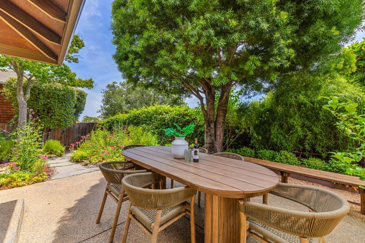 Inviting and Updated - Picturesque Grounds