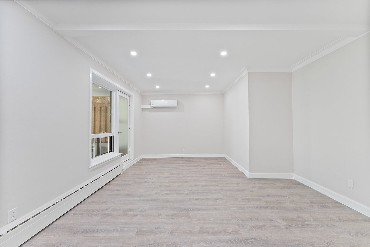 24 Shallmar Boulevard 311, Toronto C04 Unit: 311