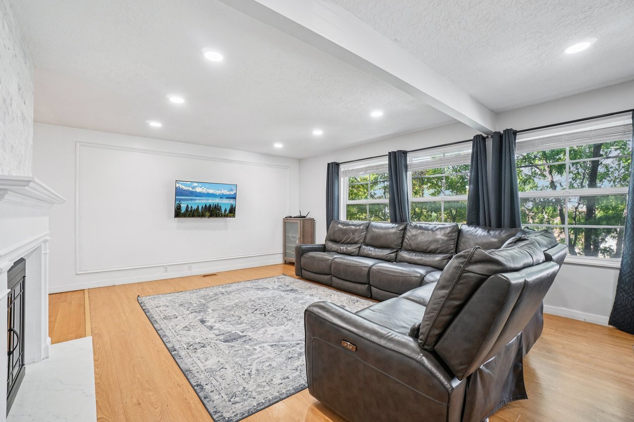 11343 S Clifford Cir