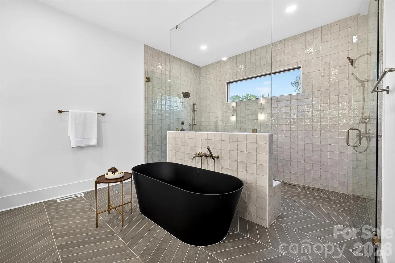 1209 Meadowood Ln
