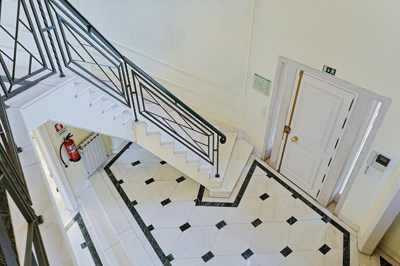 Spacious 8+2-Bedroom Villa with Pool for Rent in Cascais