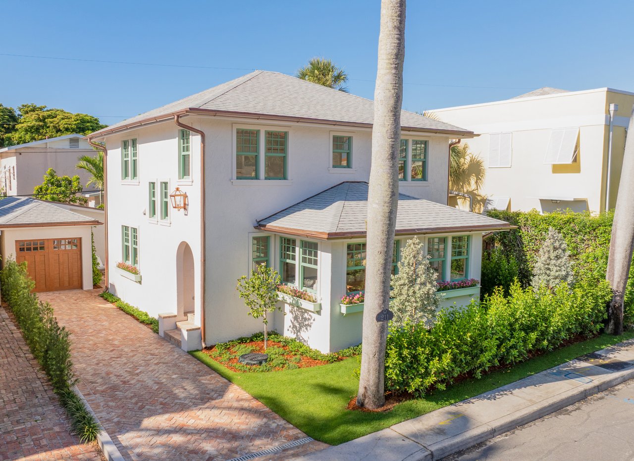 Charming Like New Residence In Town