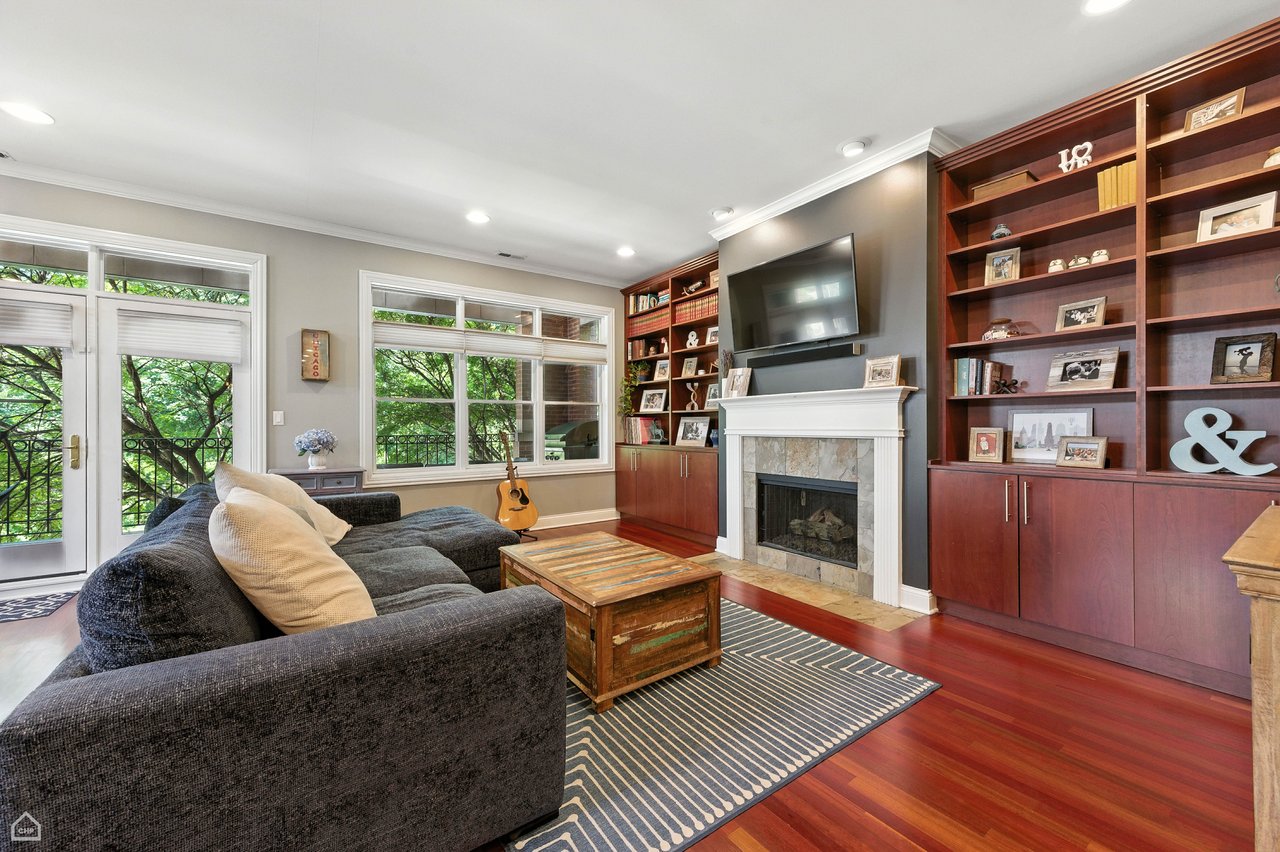 2343 W Montrose Avenue Unit: 101
