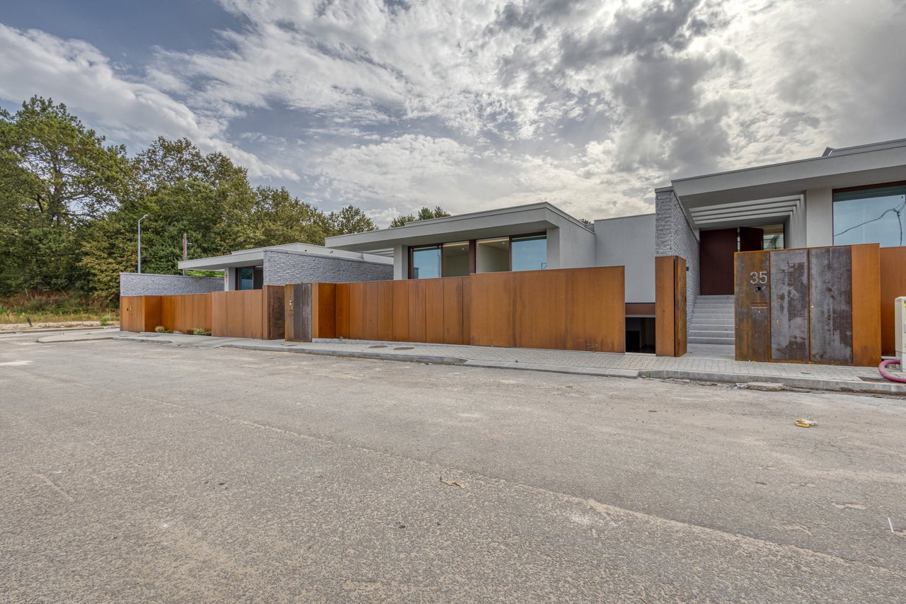 Contemporary 3-Bedroom Luxury Villa with Pool and Large Basement in Palmeira, Braga