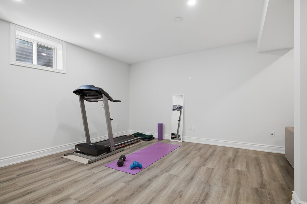 Rare Court Location on Oakville Golf Course