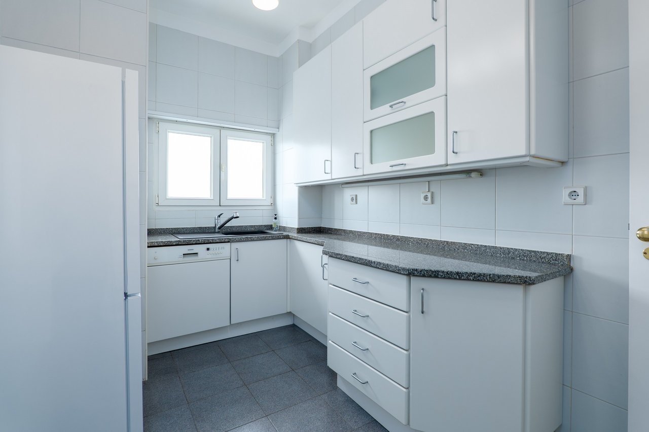 2-Bedroom Apartment with Sunset Balcony in Central Matosinhos