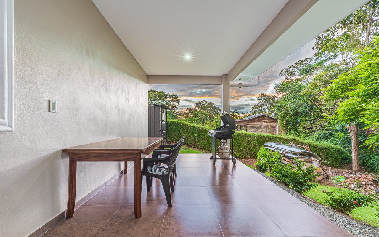 Exceptional 5-Bedroom Residence on Los Laureles Street – Prime Location & Versatile Layout