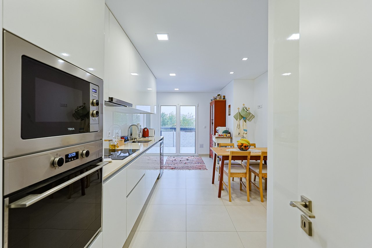 Modern 2-Bed, 2-Bath Apartment in Central Marinha Grande – Near Nazaré