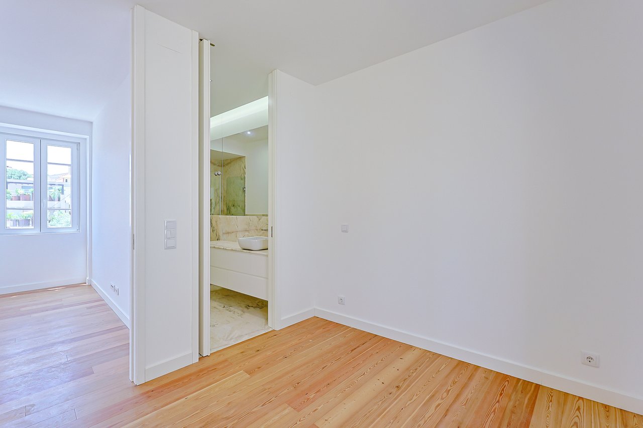 Elegant New T2 Apartment with Two Suites in Monte Estoril