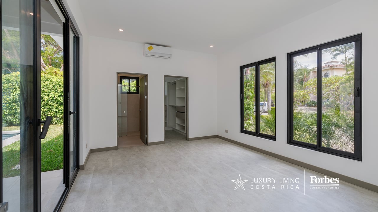 21468 - Remodeled 1-level house, 4 bedrooms, pool, terrace and garden