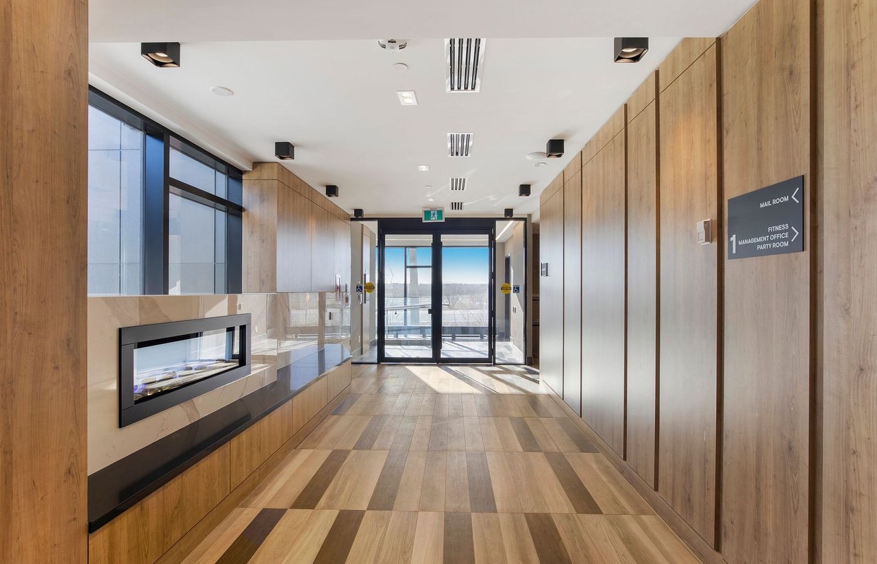 1 bed+ den in uptown core!
