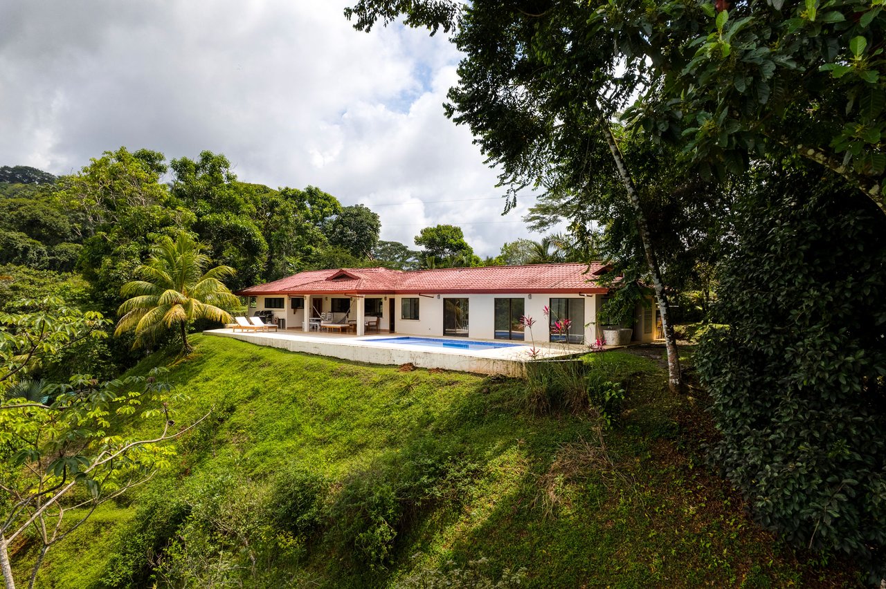 OCEAN AND MOUNTAIN VIEW 3 BEDROOM HOME WITH POOL IN LAGUNAS