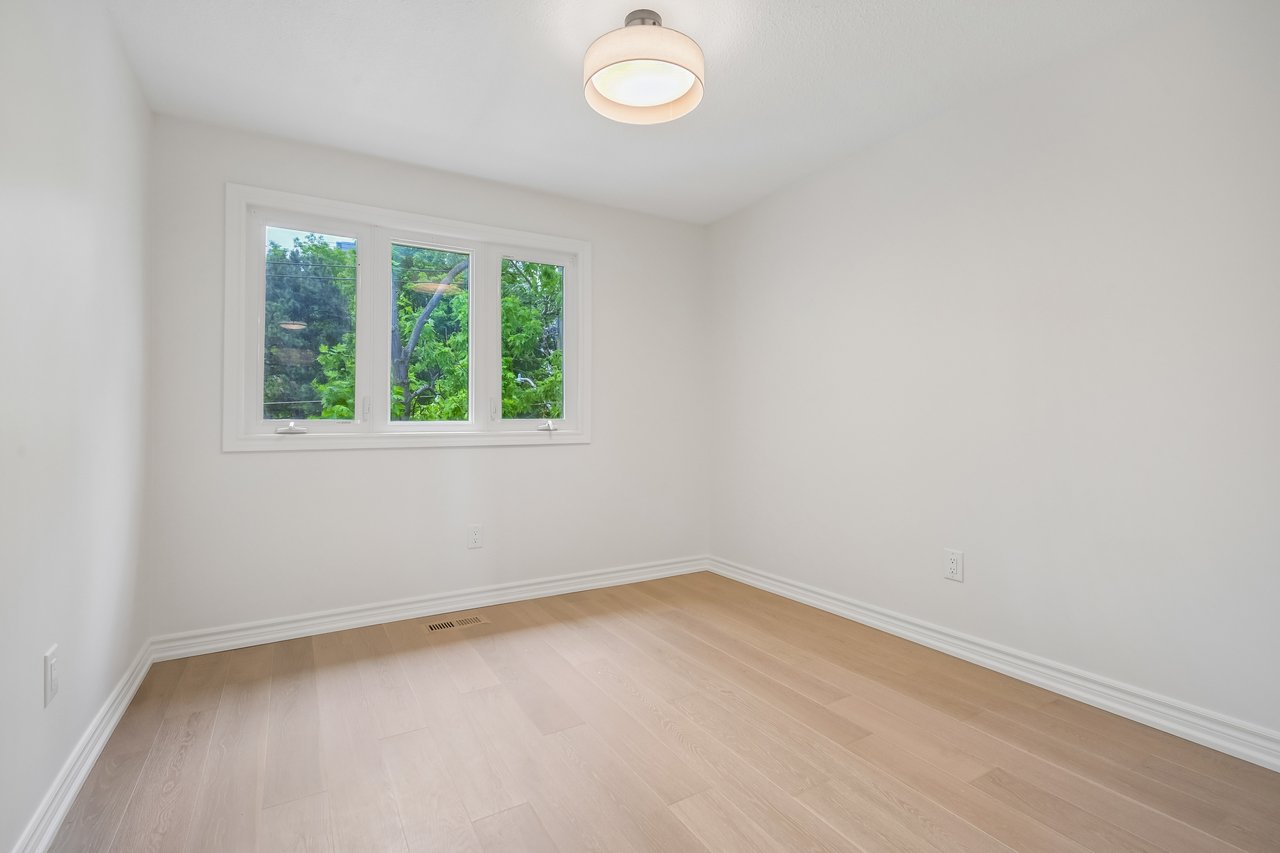Lakeside living in the heart of Bronte!