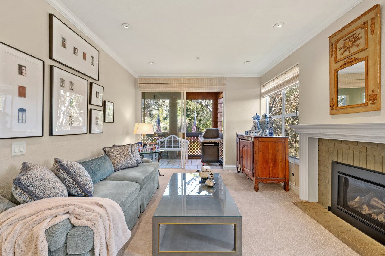 Luxurious End Unit in Point Tiburon