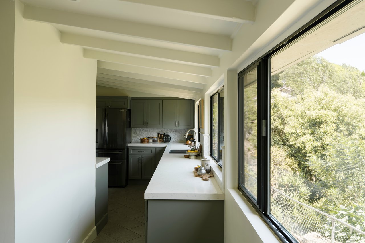 11764 Laurelcrest Drive in Studio City
