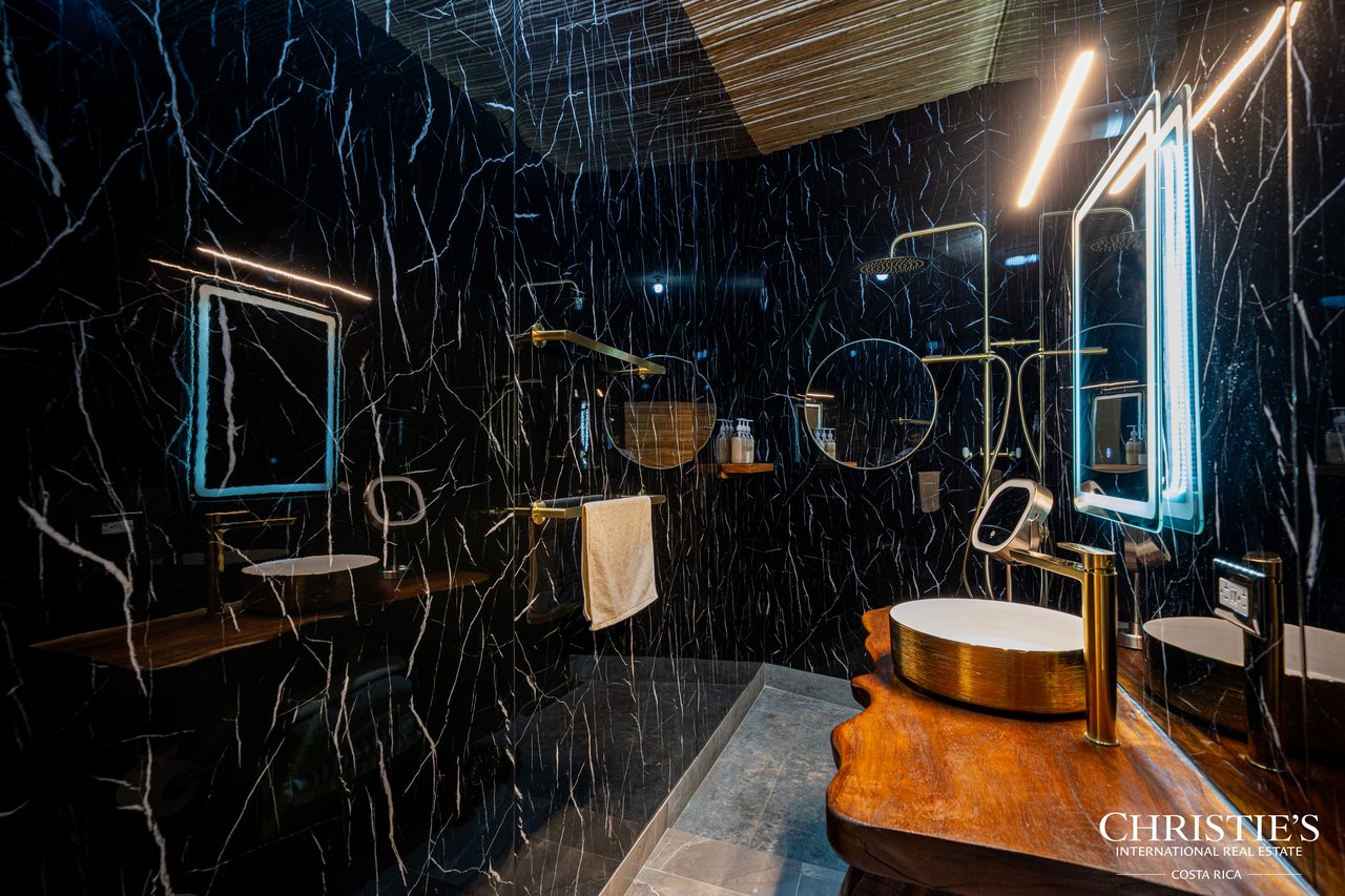 LE CLOS - An Exclusive Three-Residence Estate 