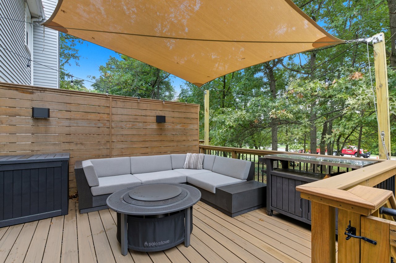 Turnkey 2 Bed Townhome plus Den & Designer Finishes 